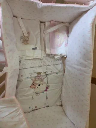 Minicuna de madera con ruedas