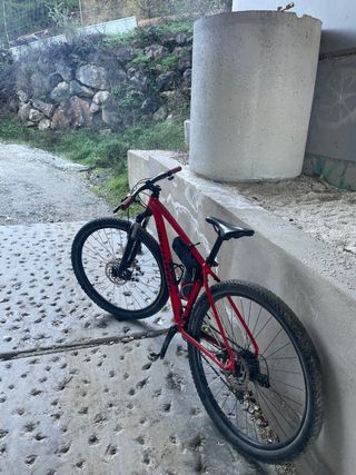 Bicicleta de montaña roja