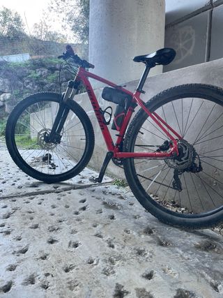 Bicicleta de montaña roja