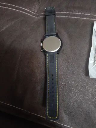 Reloj de Hombre Negro y Amarillo
