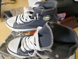 Zapatillas deportivas altas azules y blancas