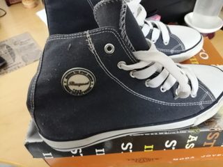 Zapatillas deportivas altas azules y blancas