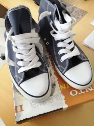 Zapatillas deportivas altas azules y blancas