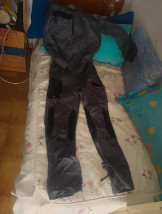 Mono de mecánica gris y negro