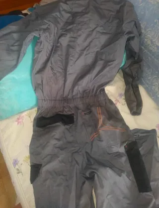 Mono de mecánica gris y negro