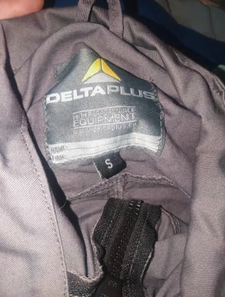 Mono de mecánica gris y negro