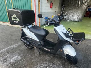 Moto Scooter Kymco Reparto con Baúl