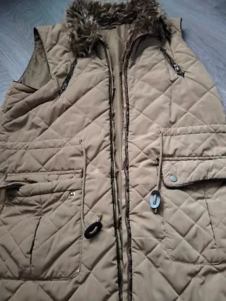 Chaleco acolchado mujer con cuello de pelo
