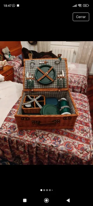 Cesta de picnic vintage, de mimbre y tela.