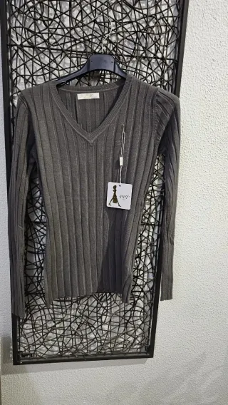 Jersey gris de canalé con cuello pico