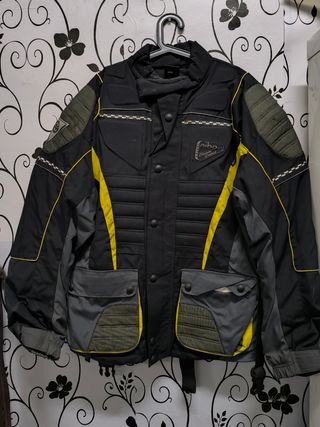 Chaqueta de moto negra y amarilla