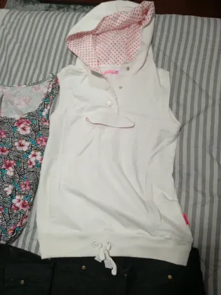 Conjunto: Pantalones negros y blusa floral