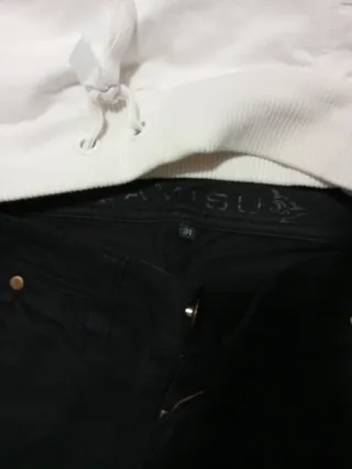 Conjunto: Pantalones negros y blusa floral