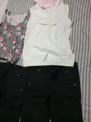 Conjunto: Pantalones negros y blusa floral