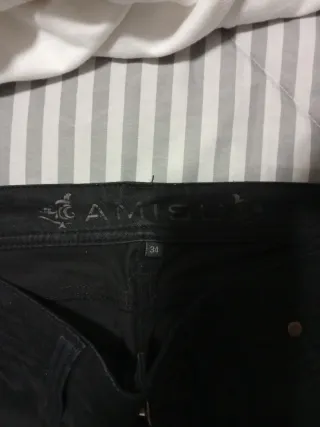 Conjunto: Pantalones negros y blusa floral