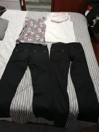 Conjunto: Pantalones negros y blusa floral