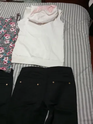 Conjunto: Pantalones negros y blusa floral