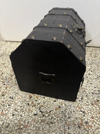 Baule in legno con decorazioni dorate