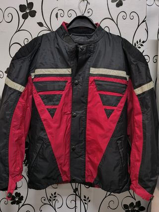 Chaqueta de moto negra y roja