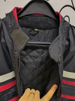 Chaqueta de moto negra y roja