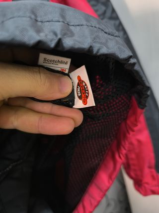 Chaqueta de moto negra y roja