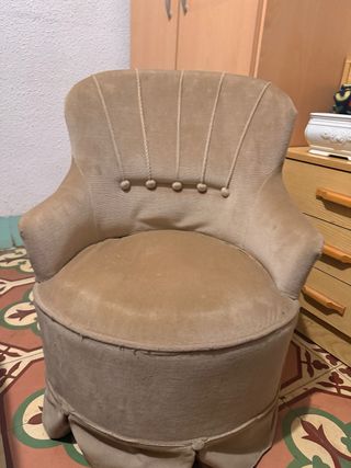 Sillón pequeño de terciopelo beige