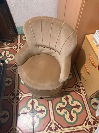 Sillón pequeño de terciopelo beige