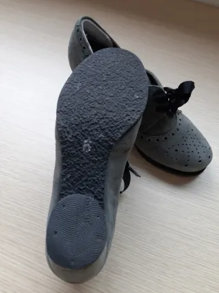 Zapatos grises de ante con lazo