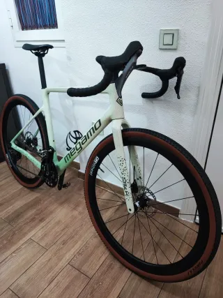 Bici Gravel MEGAMO SILK Full carbono. Talla L