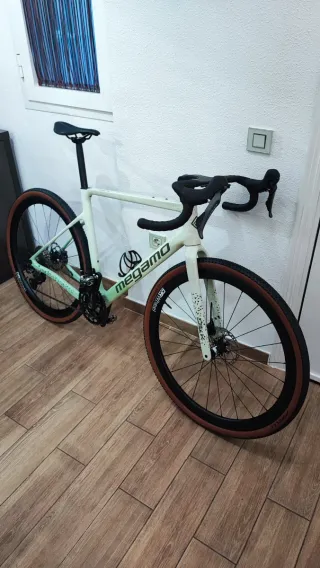Bici Gravel MEGAMO SILK Full carbono. Talla L