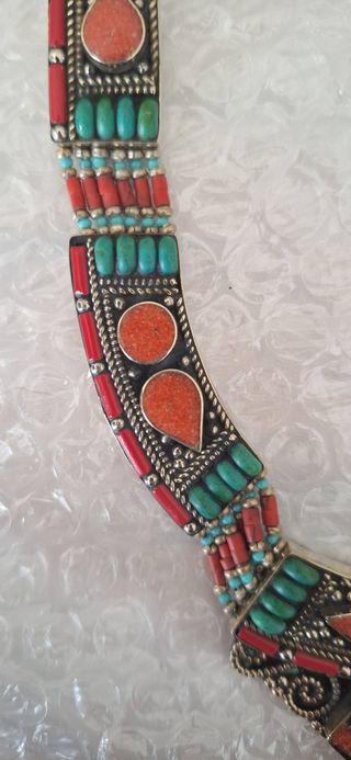 Collar étnico tibetano en pedrería semipreciosa