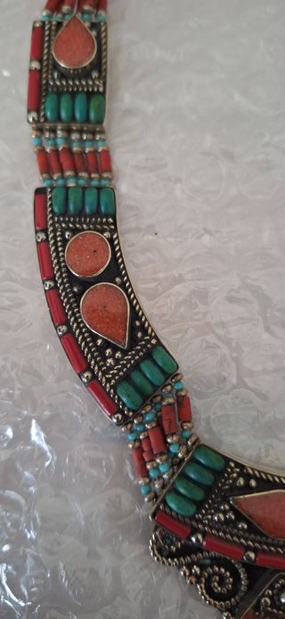 Collar étnico tibetano en pedrería semipreciosa