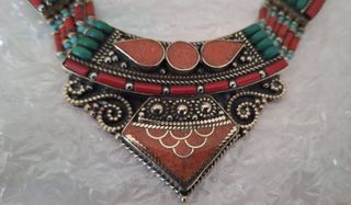 Collar étnico tibetano en pedrería semipreciosa
