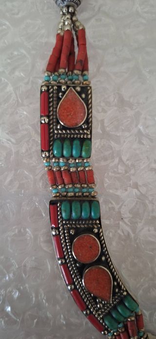 Collar étnico tibetano en pedrería semipreciosa