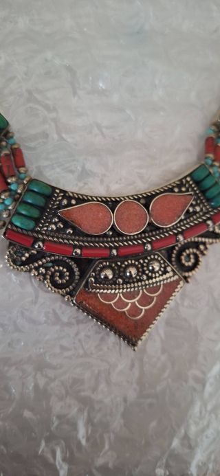Collar étnico tibetano en pedrería semipreciosa