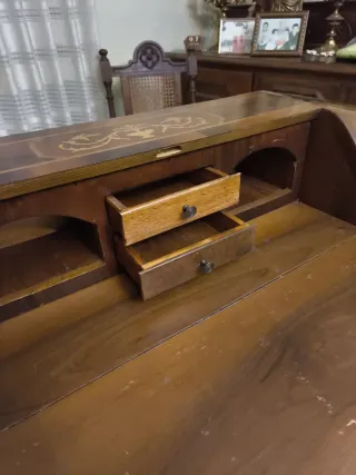 Cómoda de madera con taracea