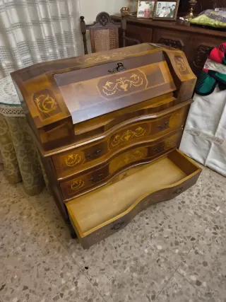 Cómoda de madera con taracea