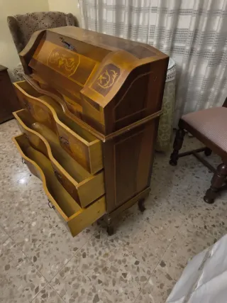 Cómoda de madera con taracea