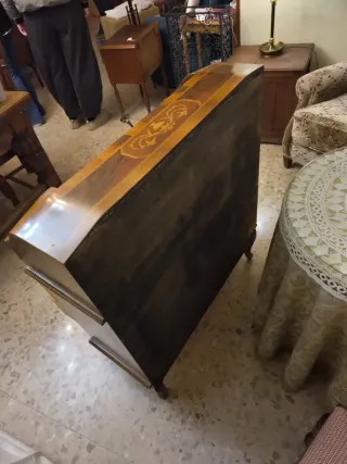 Cómoda de madera con taracea