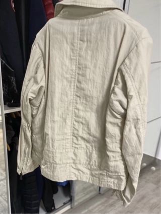 Chaqueta Louis Vuitton Beige con Cuello de Pelo