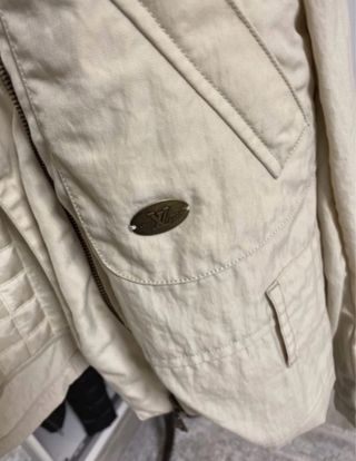 Chaqueta Louis Vuitton Beige con Cuello de Pelo