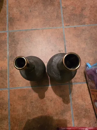 Jarrones decorativos negros y dorados