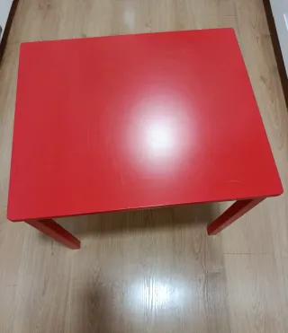 Mesa infantil roja de madera