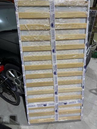 Cuna de bebé blanca con estampado infantil