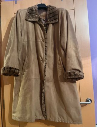 Abrigo de mujer marrón con detalles