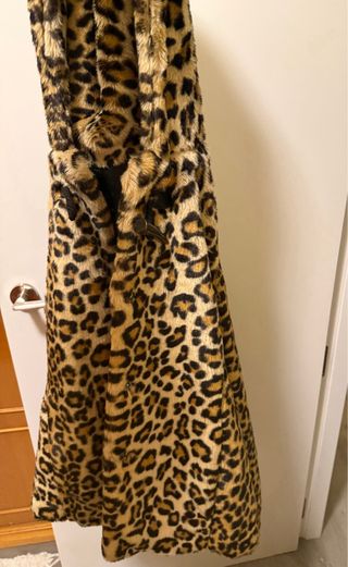 Abrigo estampado leopardo con capucha