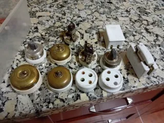 Lote de interruptores y enchufes antiguos