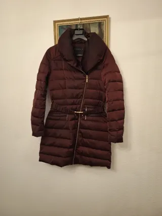 Abrigo plumífero color berenjena talla 40