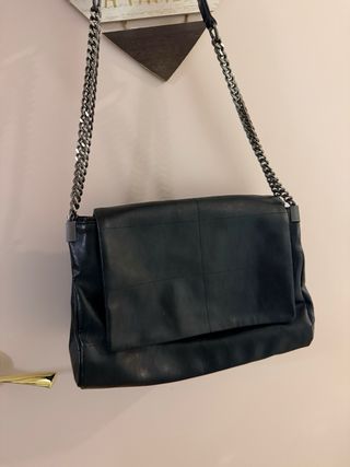 Bolso original de Zara en blanco y negro.