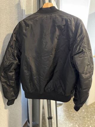 Chaqueta bomber negra Pull and Bear